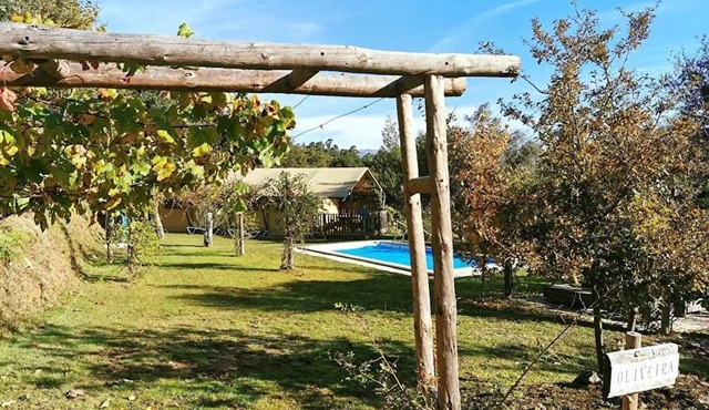 “Oliveira Glamping” Tent with Mountain View, Private Pool, and Wi-Fi