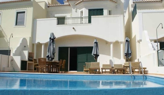 Villa Charlotte - Luxurious Infinity Pool in Santa Cruz das Flores