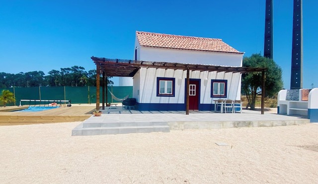 Wake up to a sea view on this Alentejo hill, a 10-minute walk from the beach. in Porto covo