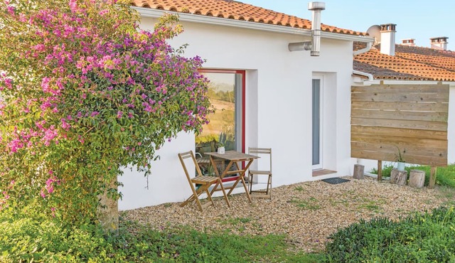 Holiday Home 'Casa Mar' with Shared Garden and Wi-Fi in S.Teotónio
