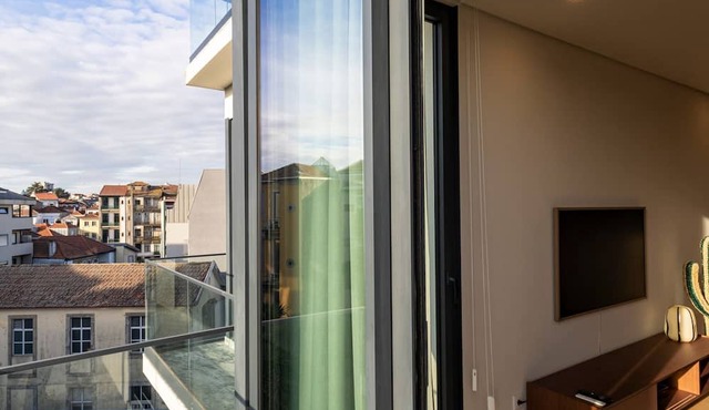New 3BR w/Rooftop & Balcony Views by LovelyStay