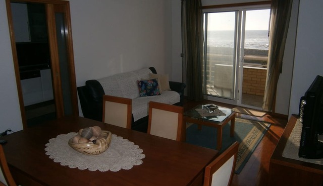 Waterfront, gated community with pools, 2 bedrooms, 2 toilets, up to 6 people. in Esmoriz-Ovar