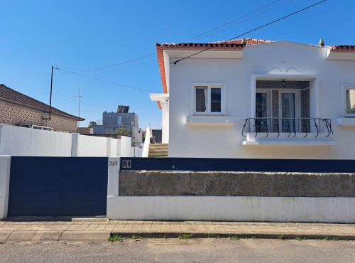 2 BR Apartment Metro 2 Min Porto 15 min Parking