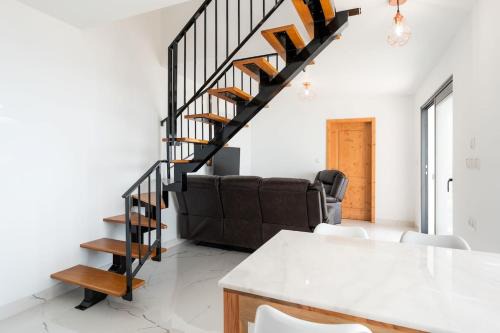 BLUE OCEAN COTTAGE with private heated Pool in Calheta