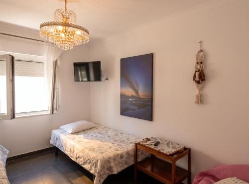 Bright apartment in Almada with shared pool in Feijo