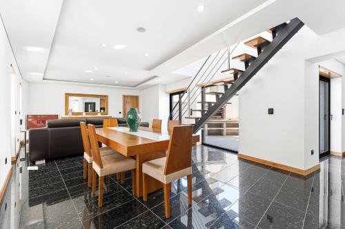GuestReady-Contemporary Retreat with Rooftop