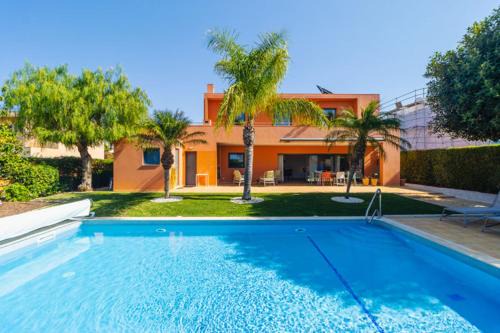 Spacious and elegant holiday home !
