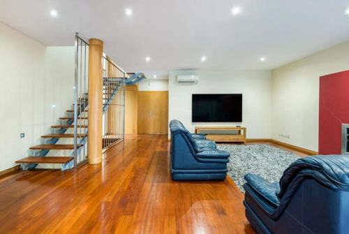 Mansion with Swimming Pool, Pool Table & GrillArea