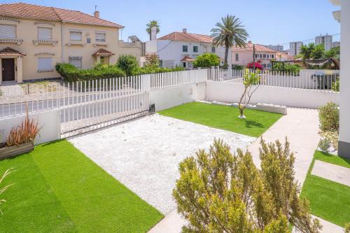 Modern Villa with Garden and Private Parking in Olivais