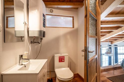 Breezy Sunlit Loft in Porto Brandão in Caparica