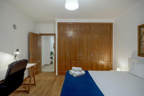 Carcavelos Bright & Modern Apartment by Homing