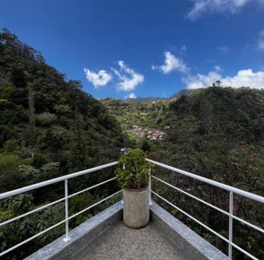 Casa Duque 3-Bedroom Mountain Retreat with Terrace & Parking in Santana