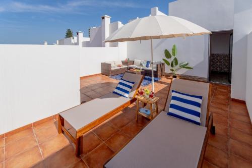 Moradia São João-Spacious Beachfront Villa