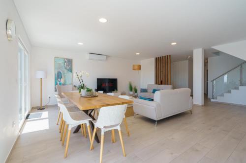Bela Vista with sea view, jacuzzi and private pool in Lourinha
