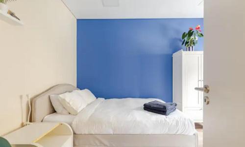 Refreshed apartment with private garden in Almada
