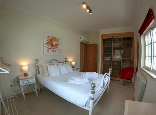 Luxury House with 4 Bedrooms & Pool in Marisol in Corroios