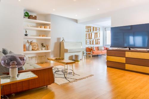 3-bedroom Apt with Private Patio in Cacilhas by Lisbeyond in Almada