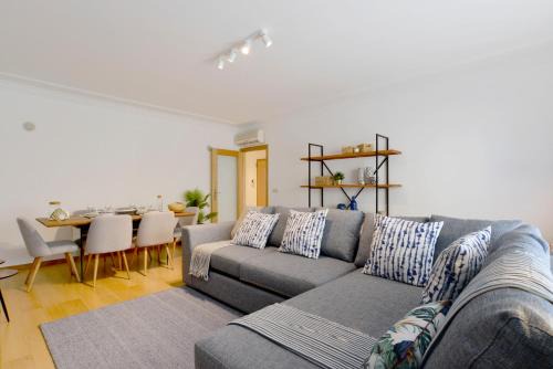 Gorgeous Beach Apartment - Checkinhome in Carcavelos