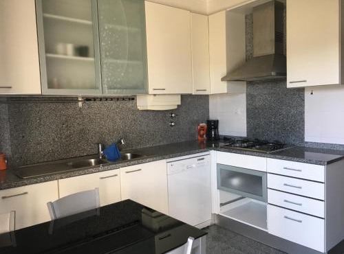 Apartamento novo muito confortável com vista Rio in Alges
